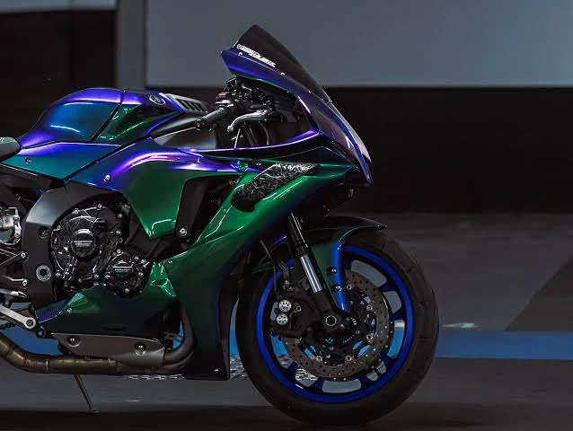 Motorcycle with a custom colour-shifting finish
